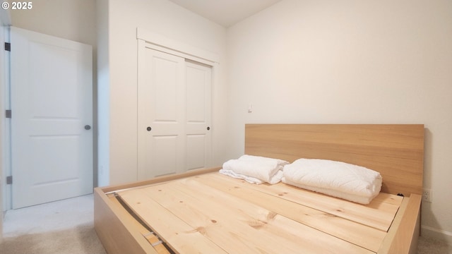 bedroom featuring carpet flooring and a closet