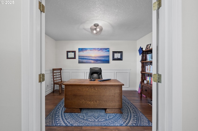 9435 SE 282nd Ave, Boring, OR 97009 - office area featuring dark wood-style flooring and a textured ceiling