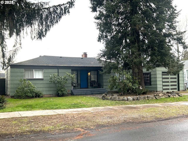 view of front of property featuring a garage and a front yard