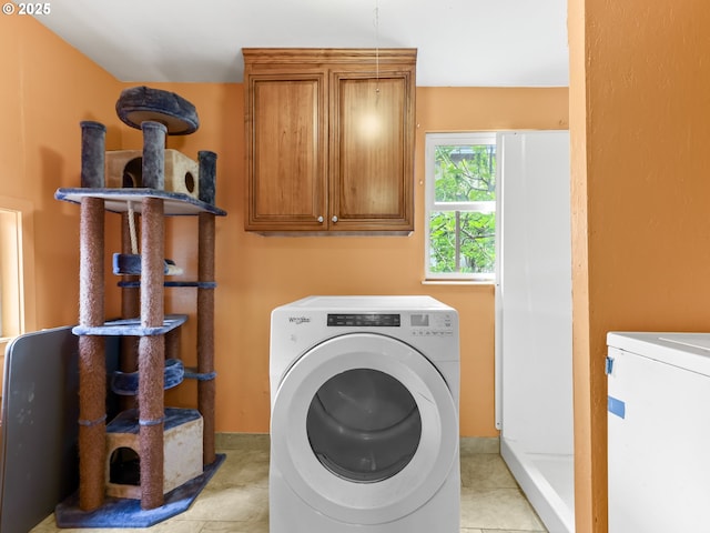 laundry room featuring cabinet space, baseboards, and washer and dryer