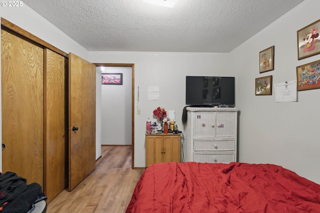 1315 SE 135th Ave, Portland, OR 97233 - bedroom with light wood-style floors and a textured ceiling