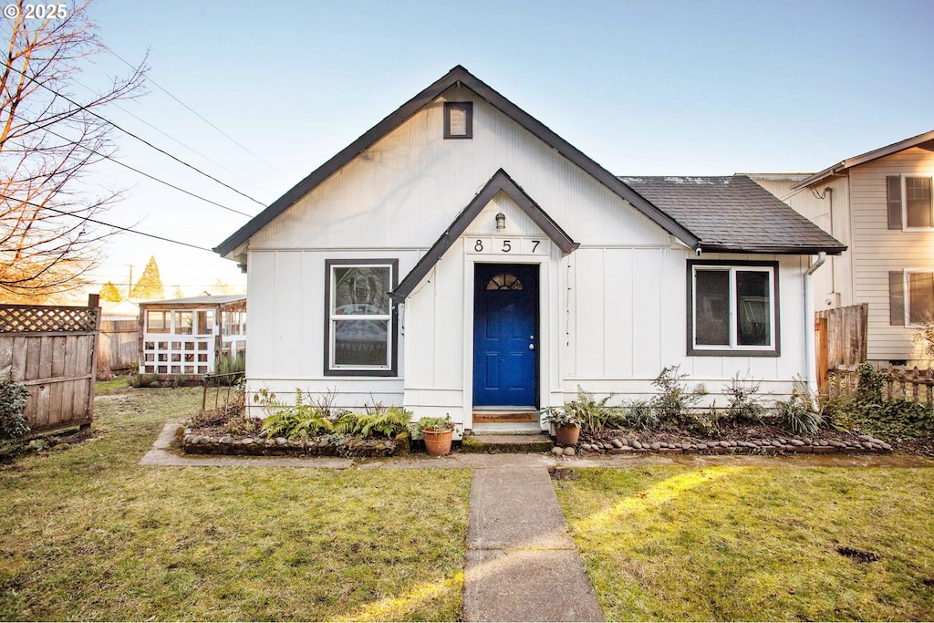 view of front of home with a front lawn