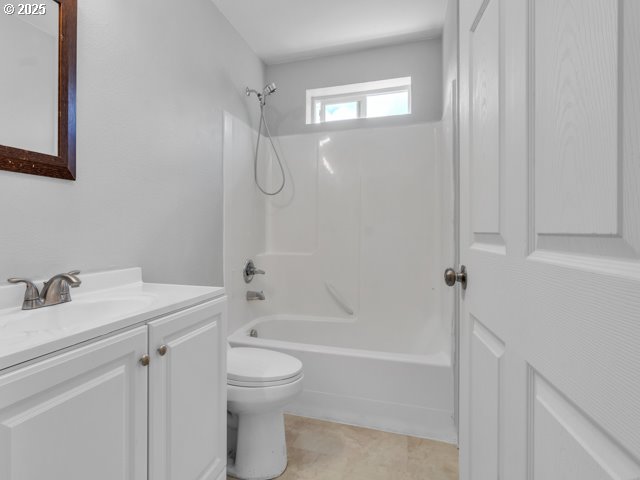 9257 SE Clinton St, Portland, OR 97266 - full bath with vanity, toilet, and washtub / shower combination