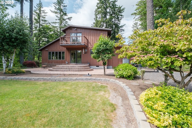 11874 Riverhaven Ln, Stayton, OR 97383 - rear view of house with a patio area, a yard, crawl space, and a balcony