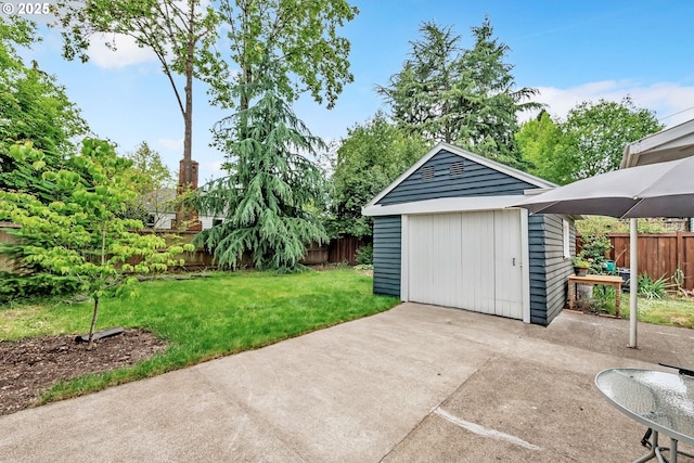 912 Van Buren St, Eugene, OR 97402 - detached garage featuring driveway
