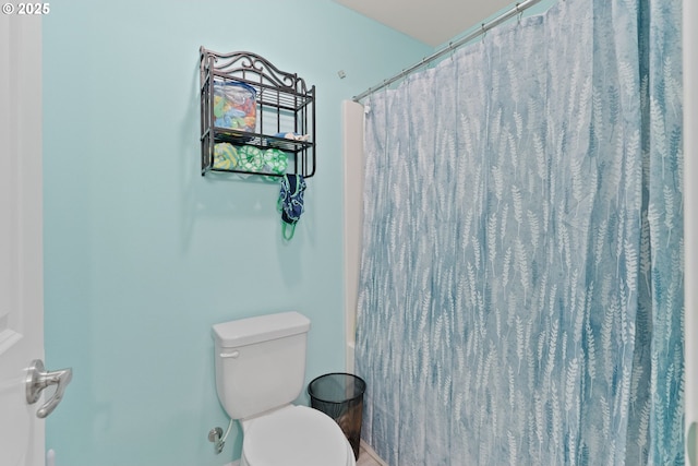 bathroom with toilet and shower / tub combo with curtain