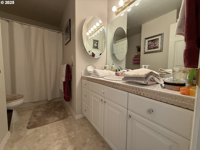 bathroom featuring toilet, a shower with shower curtain, and vanity