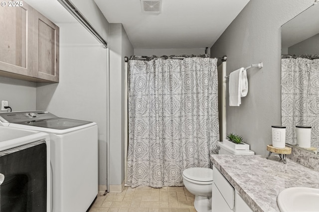 full bathroom with curtained shower, visible vents, toilet, vanity, and separate washer and dryer