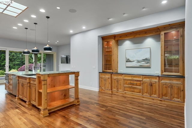 840 Sahalee Ct, Salem, OR 97306 - kitchen with a sink, dark wood-style floors, open shelves, recessed lighting, and baseboards
