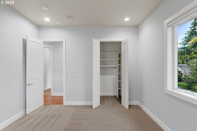 840 Sahalee Ct, Salem, OR 97306 - unfurnished bedroom with a walk in closet, light carpet, recessed lighting, and baseboards
