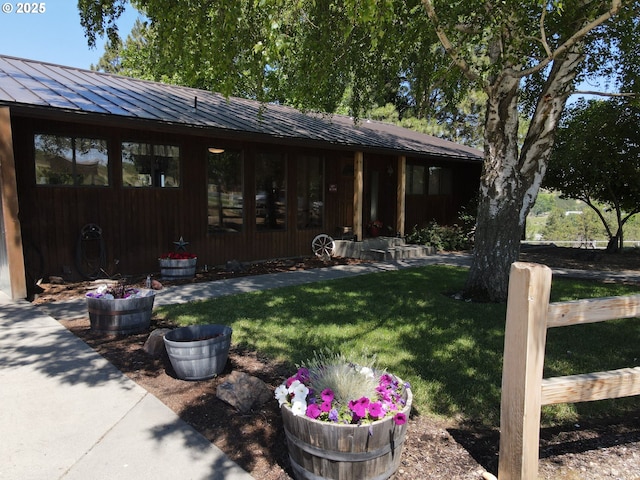 43497 Shetland Ct, Pendleton, OR 97801 - view of front of house featuring a standing seam roof, a front lawn, and metal roof