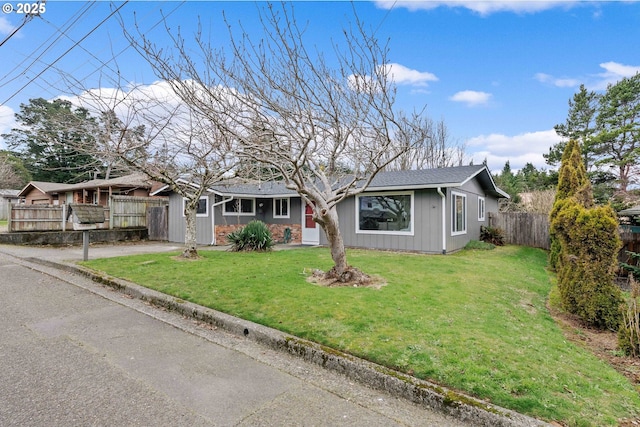 single story home with a front yard