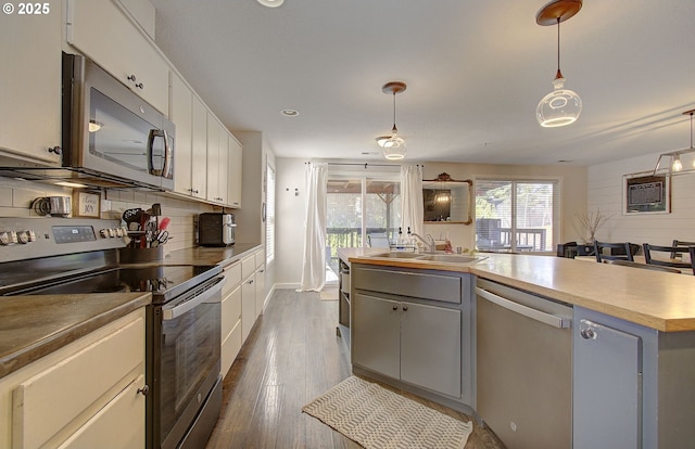 1812 NW 14th St, Battle Ground, WA 98604 - kitchen featuring stainless steel appliances, gray cabinetry, decorative backsplash, pendant lighting, and recessed lighting