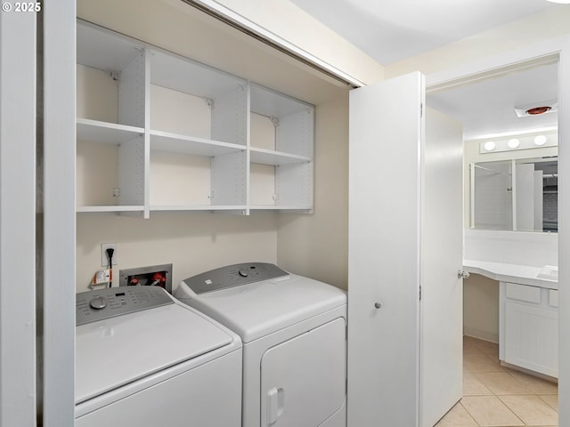 washroom featuring light tile patterned flooring and washing machine and clothes dryer