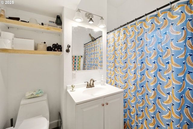 709 10th St, Oregon City, OR 97045 - full bath with toilet, vanity, and a shower with curtain