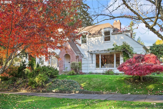 view of front of house featuring a front yard