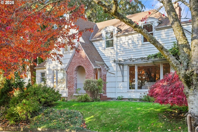 view of front facade featuring a front lawn