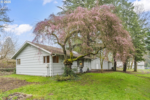 view of front of property featuring a front yard