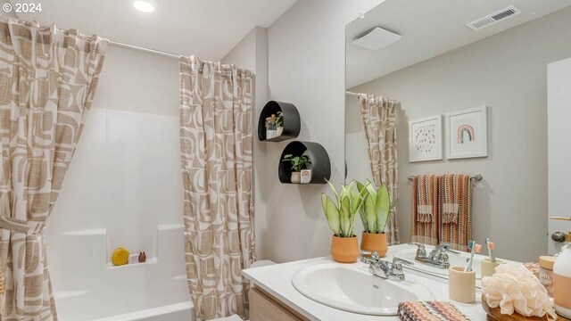 6138 SE 15th St, Gresham, OR 97080 - full bath with vanity and shower / tub combo with curtain