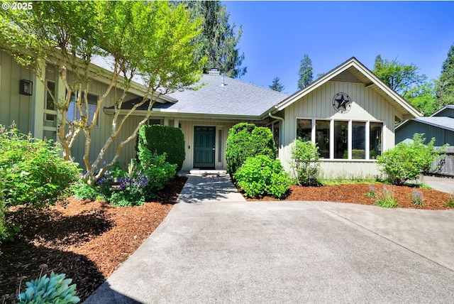 ranch-style home featuring a shingled roof