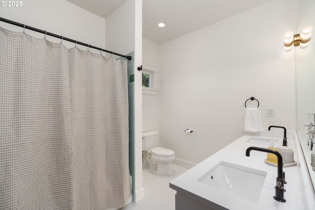 bathroom with toilet, double vanity, a shower with shower curtain, recessed lighting, and baseboards