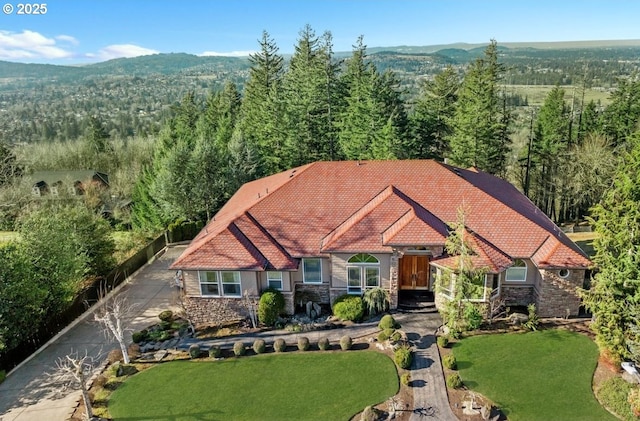 drone / aerial view featuring a mountain view