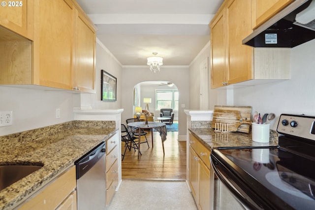 kitchen with stainless steel appliances, under cabinet range hood, arched walkways, light brown cabinetry, and crown molding