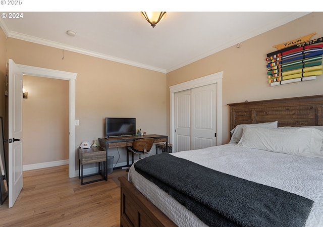 217 Deal Canyon Rd, La Grande, OR 97850 - bedroom featuring ornamental molding, light wood-style flooring, baseboards, a closet, and a desk