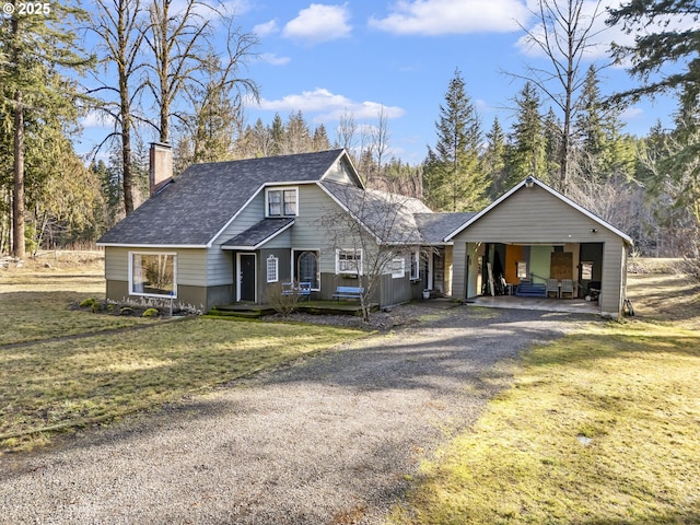 view of front of property featuring a front lawn