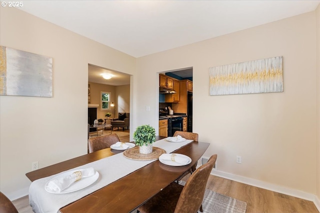 1716 N Rosa Parks Way, Portland, OR 97217 - dining area featuring light wood-type flooring and baseboards