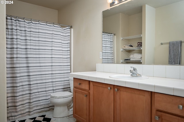 bathroom featuring tasteful backsplash, curtained shower, vanity, and toilet