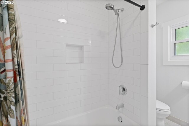 13756 John Jeffrey Ct, Oregon City, OR 97045 - bathroom with shower / tub combo with curtain, toilet, and baseboards