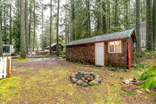 view of yard with an outdoor structure