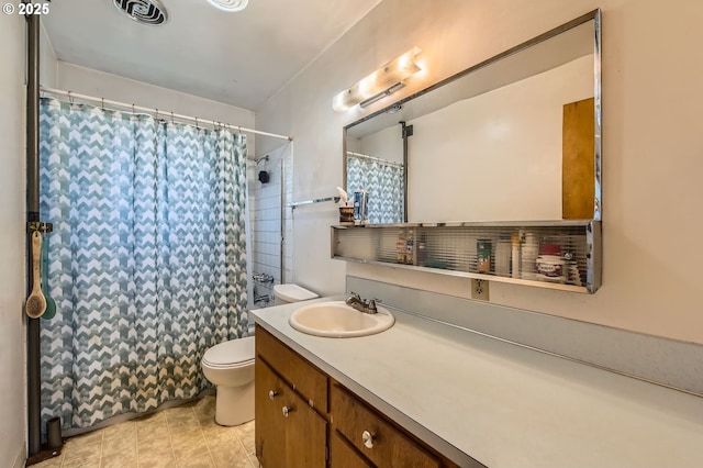 6135 SE Clatsop St, Portland, OR 97206 - full bath featuring vanity and a shower with curtain