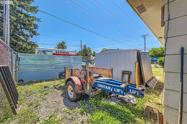 6135 SE Clatsop St, Portland, OR 97206 - view of yard