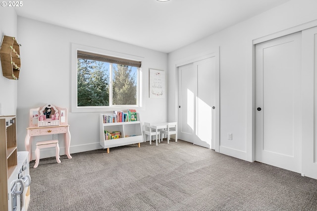 recreation room with carpet flooring