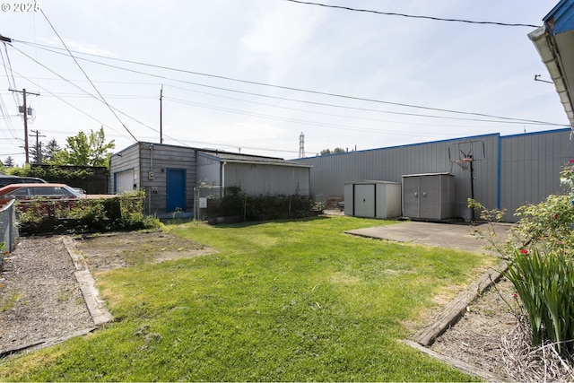 8935 SE Stanley Pl, Portland, OR 97206 - view of yard with a garage and an outbuilding