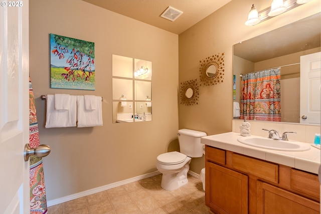 full bathroom with toilet, a shower with shower curtain, vanity, visible vents, and baseboards