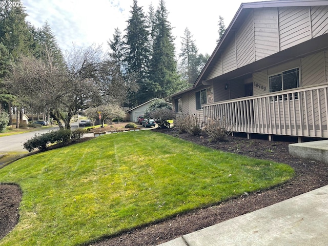 view of yard featuring an outdoor structure