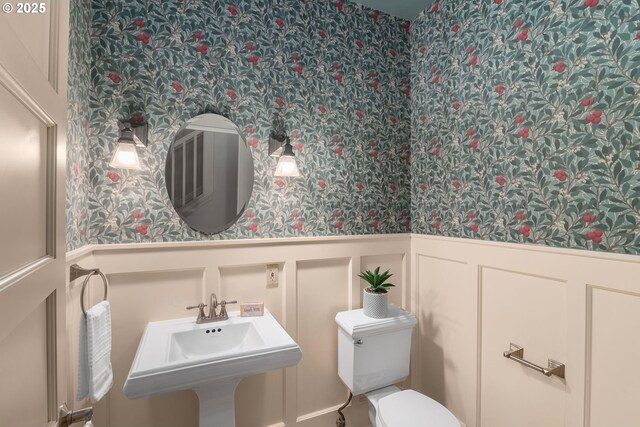 1620 NE Going St, Portland, OR 97211 - bathroom with wallpapered walls, wainscoting, and a decorative wall