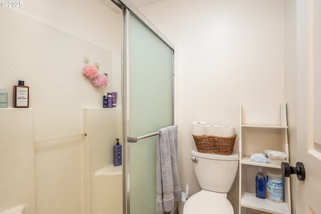 full bath featuring a shower with shower door and toilet