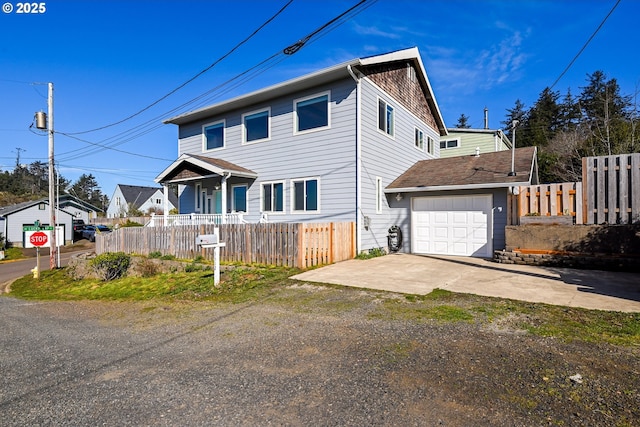 view of front facade with driveway and a fenced front yard