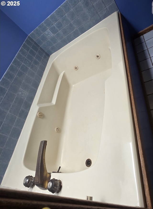 14128 NE Rose Pkwy, Portland, OR 97230 - bathroom view of a jetted tub