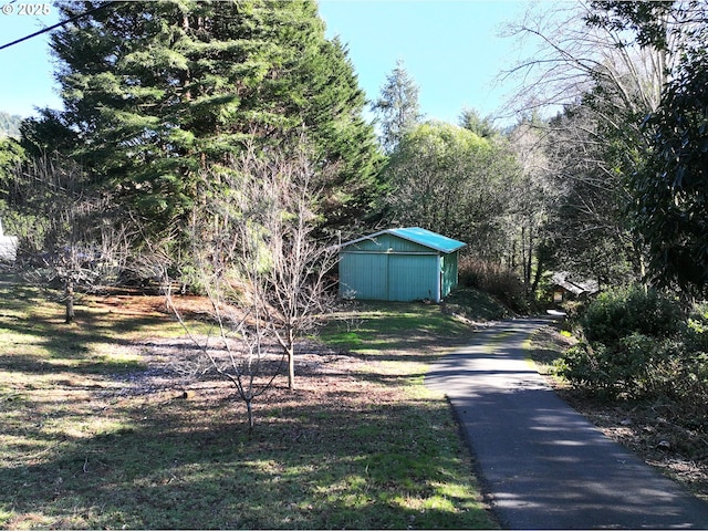 view of yard with an outdoor structure