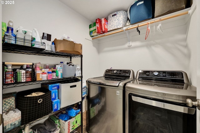 717 S 53rd Pl, Springfield, OR 97478 - laundry room with washing machine and clothes dryer