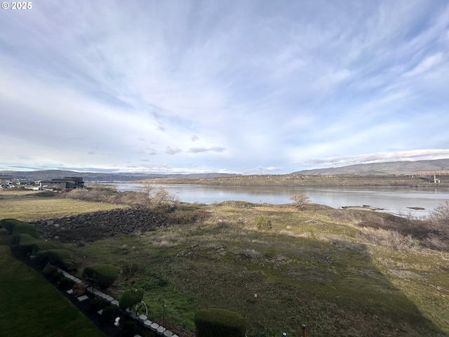 water view with a mountain view