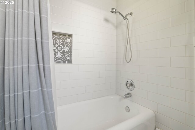 4134 N Concord Ave, Portland, OR 97217 - full bath featuring shower / tub combo with curtain