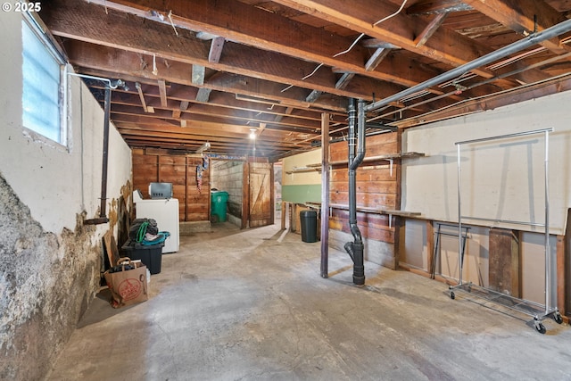 11151117 N Beech St, Portland, OR 97227 - basement with washer / dryer and a water pressure tank
