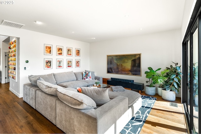 living room featuring visible vents, recessed lighting, baseboards, and wood finished floors