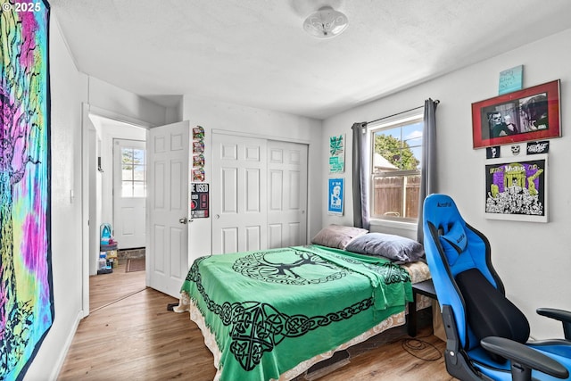 185 N Seneca Rd, Eugene, OR 97402 - bedroom with wood finished floors, a closet, and a textured ceiling